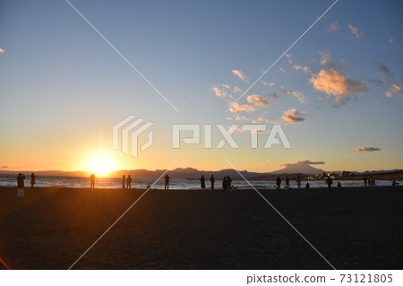 Chigasaki coast in winter At dusk 73121805
