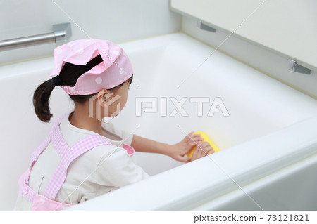 5歲女孩幫助清潔浴缸 73121821