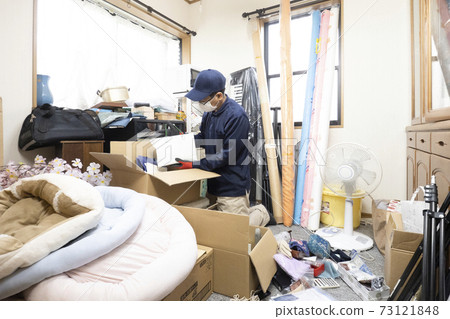 Workers cleaning up cluttered rooms 73121848