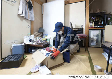 工人清理一間凌亂的房間 73121852