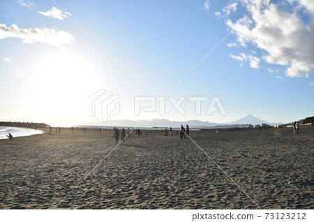 The sea at dusk, the Chigasaki coast in winter The sea at dusk, the Chigasaki coast in winter 73123212
