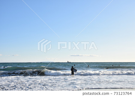 冬季的茅崎海岸，元旦衝浪者 73123764