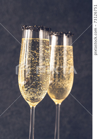 Flutes of champagne 73126751