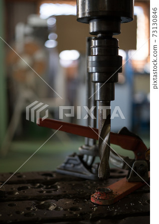 使用徑向鑽孔機進行鑽孔工作 使用徑向鑽孔機進行鑽孔工作 73130846