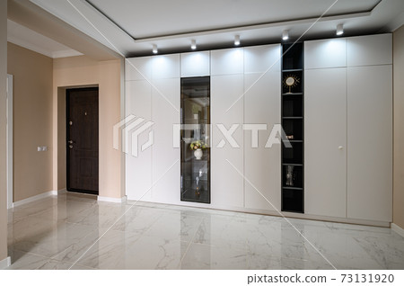 Empty hallway of modern studio apartment 73131920