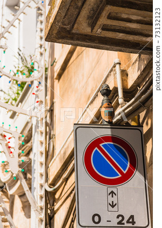 意大利奧斯圖尼的交通標誌 73132123