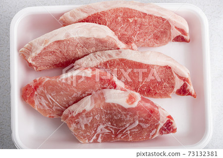 美味的冷凍和醃製豬肉 73132381