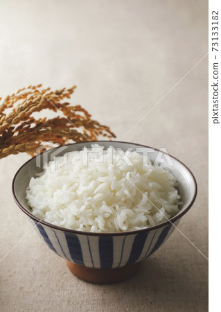 在米飯和茶碗裡盛飯 73133182