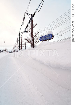 Cornice heavy snow Cornice heavy snow 73134154