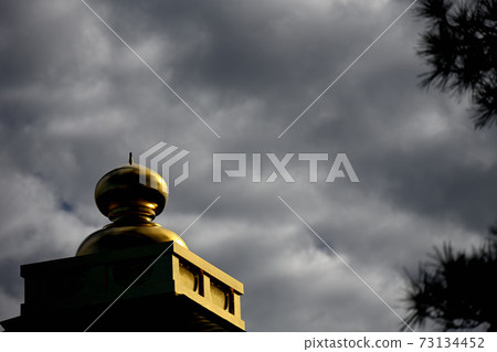 寺廟屋頂上的金色珠寶 寺廟屋頂上的金色珠寶 73134452