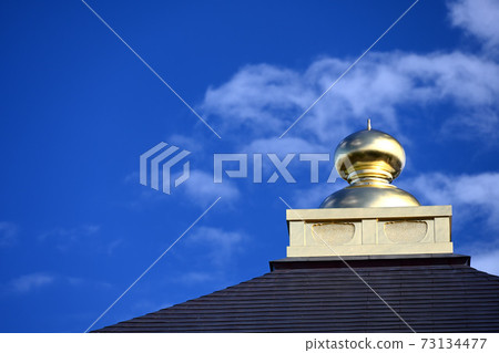 Golden jewels on the roof of the temple Golden jewels on the roof of the temple 73134477
