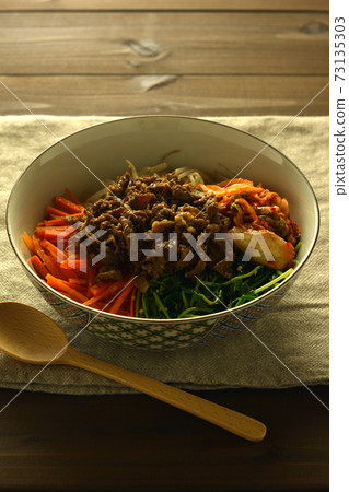 Bowl of rice bowls 73135303