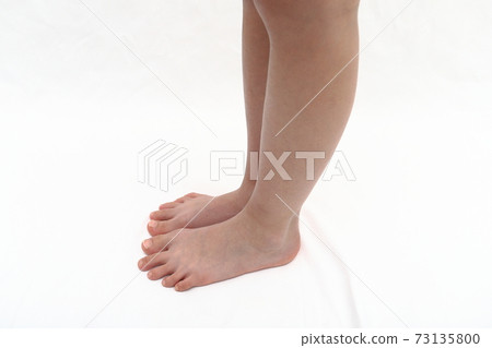 從側面看孩子的腿 73135800