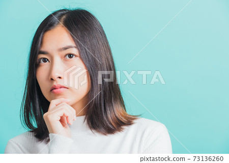 woman hand near the face and thinking 73136260