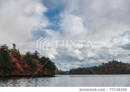 [Oku-Nikko, autumn leaves of Lake Yuno] 73136298