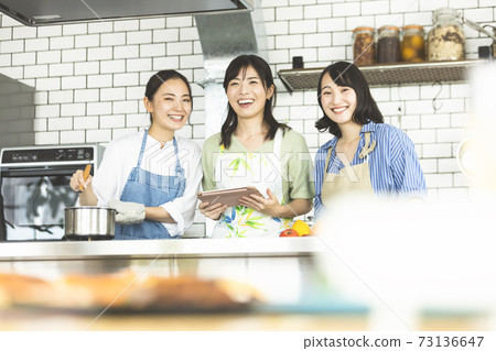 在廚房裡做飯的女性烹飪課 73136647