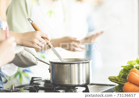 Female cooking class cooking in the kitchen 73136657