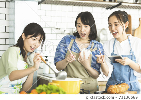 在廚房裡做飯的女性烹飪課 73136669