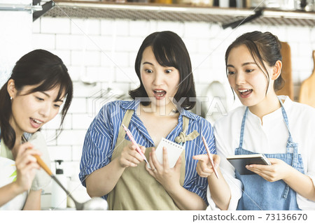 在廚房裡做飯的女性烹飪課 73136670