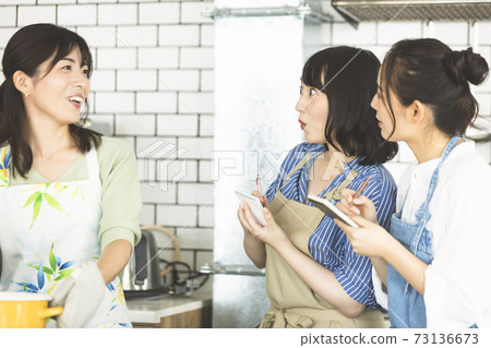 在廚房裡做飯的女性烹飪課 73136673
