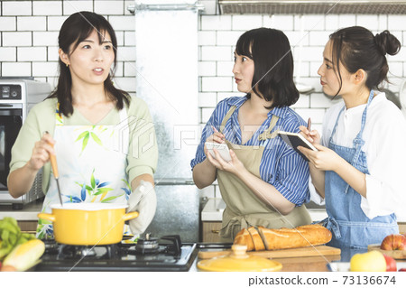 Female cooking class cooking in the kitchen Female cooking class cooking in the kitchen 73136674