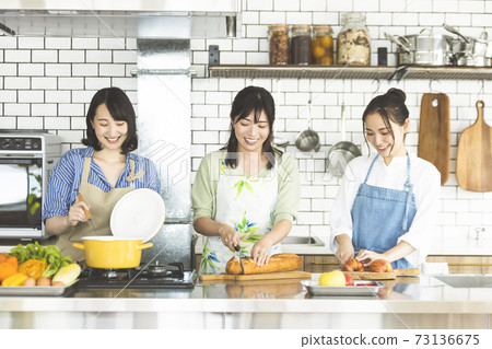 Female cooking class cooking in the kitchen 73136675