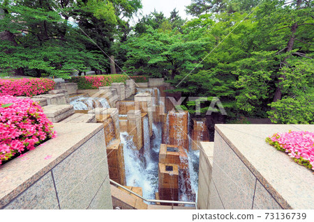 五花山花園鮮綠色杜鵑花池塘噴泉 五花山花園鮮綠色杜鵑花池塘噴泉 73136739
