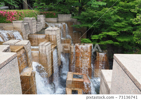 五花山花園鮮綠色杜鵑花池塘噴泉 五花山花園鮮綠色杜鵑花池塘噴泉 73136741