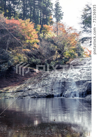 [Slow shutter shot of Awamata Waterfall in autumn colors] 73136935