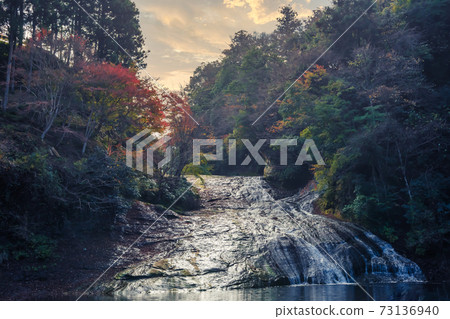[Awamata Waterfall in Autumn Leaves] 73136940