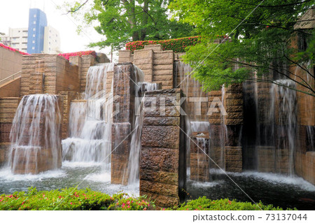 五旬山花園鮮綠色池塘噴泉 73137044