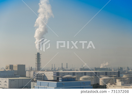 [View from Kawasaki Marien: View of the chimney of the Higashi Ogishima Thermal Power Station in the Keihin Industrial Area] 73137208
