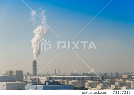 [View from Kawasaki Marien: View of the chimney of the Higashi Ogishima Thermal Power Station in the Keihin Industrial Area] 73137211