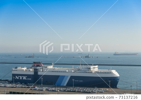 [View from Kawasaki Marien: Higashi Ogishima Logistics Center for loading export vehicles] 73137216