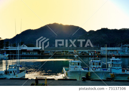 遊艇港口的黃昏 遊艇港口的黃昏 73137306