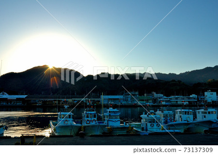 Dusk at Mochimune fishing port Dusk at Mochimune fishing port 73137309