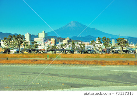 富士山和靜岡市的安倍河景觀冬季枯萎 富士山和靜岡市的安倍河景觀冬季枯萎 73137313