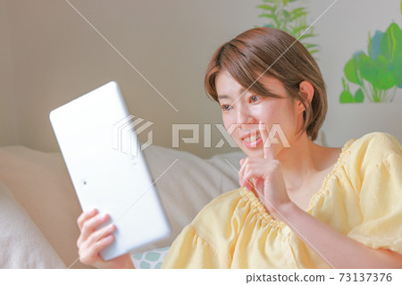 一個移動左手並互相撞的女人 一個移動左手並互相撞的女人 73137376