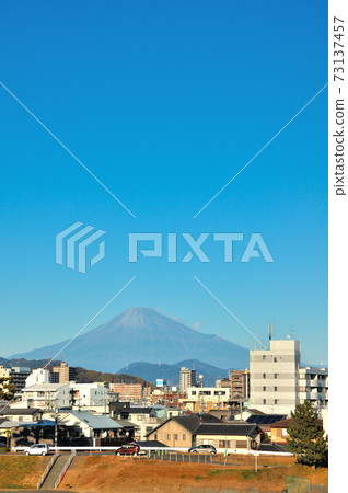 冬季富士山和靜岡市的風景 冬季富士山和靜岡市的風景 73137457