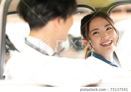 男女前往新婚旅行 73137591