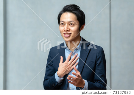 A businessman talking at a business meeting 73137983