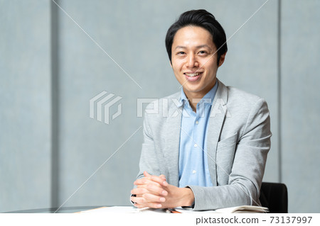 A businessman talking at a business meeting 73137997