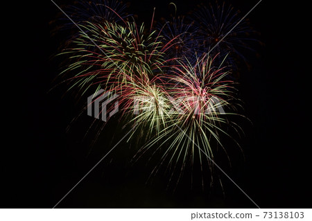 長時間曝光的煙花 長時間曝光的煙花 73138103