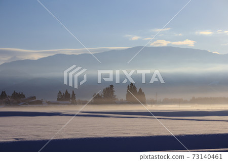 冬季早晨雪景冷空氣秋田縣 冬季早晨雪景冷空氣秋田縣 73140461