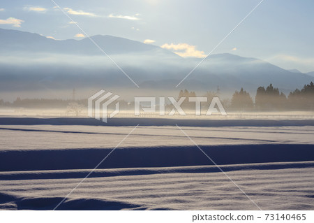 冬季早晨雪景冷空氣秋田縣 冬季早晨雪景冷空氣秋田縣 73140465
