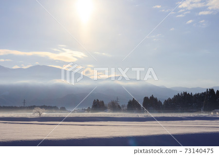 冬季早晨雪景冷空氣秋田縣 73140475