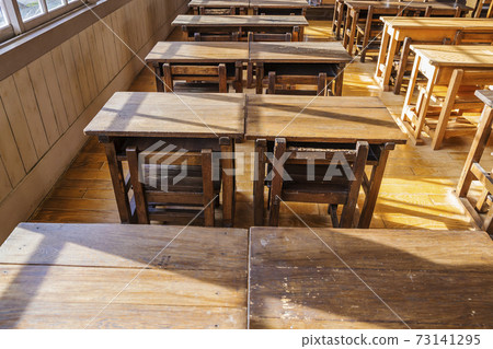 懷舊小學大樓教室課桌椅學校大樓玻璃窗 73141295