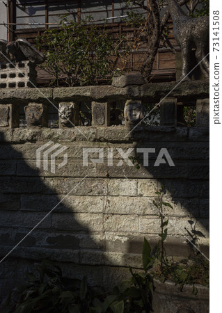 帶有浮雕的大谷石牆,如般若 帶有浮雕的大谷石牆,如般若 73141508