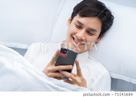 Man sleeping 73141684