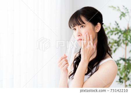 患面膜麻煩的年輕女子 73142210